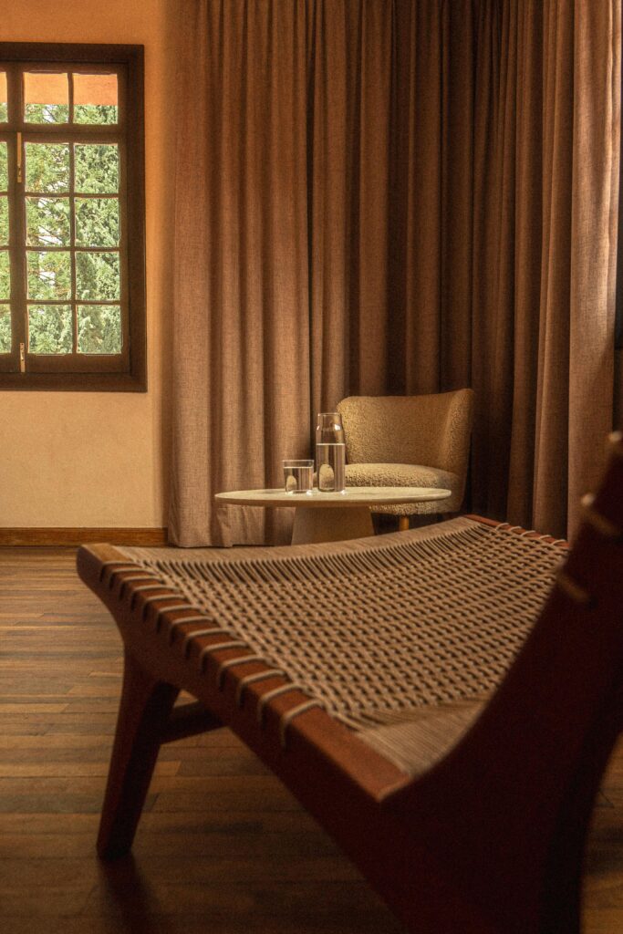 A beautifully designed hotel room in San Luis Potosi, Mexico, featuring elegant modern furniture and warm lighting.